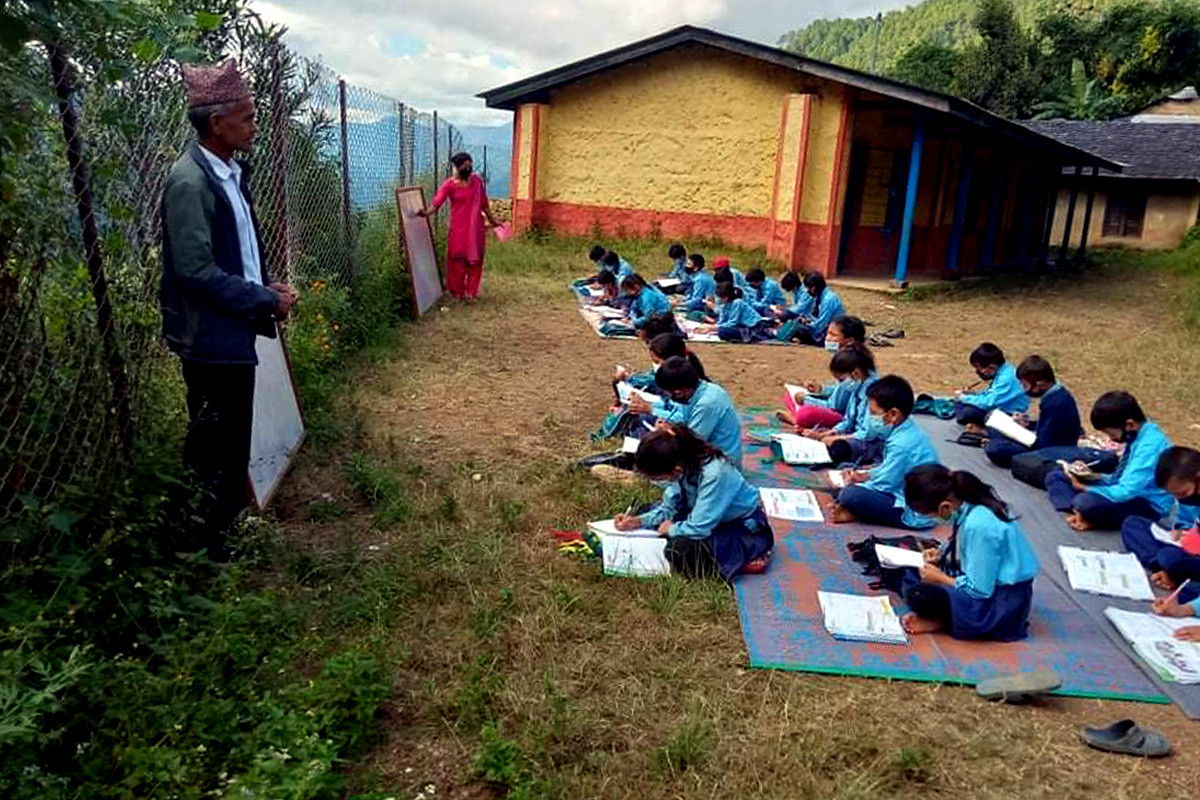 भवन पुनर्निर्माण नहुँदा खुला आकाशमुनि पढ्न बाध्य छन् बालबालिका